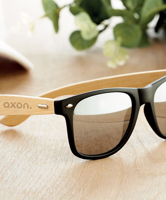 Solglasögon med tryck på ett bord. Profilprodukter för sommaren.