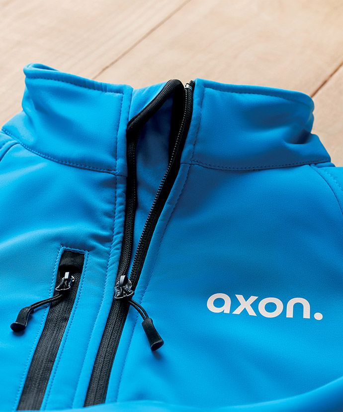 Blå jacka med tryck på ett bord. Profilkläder till företag.