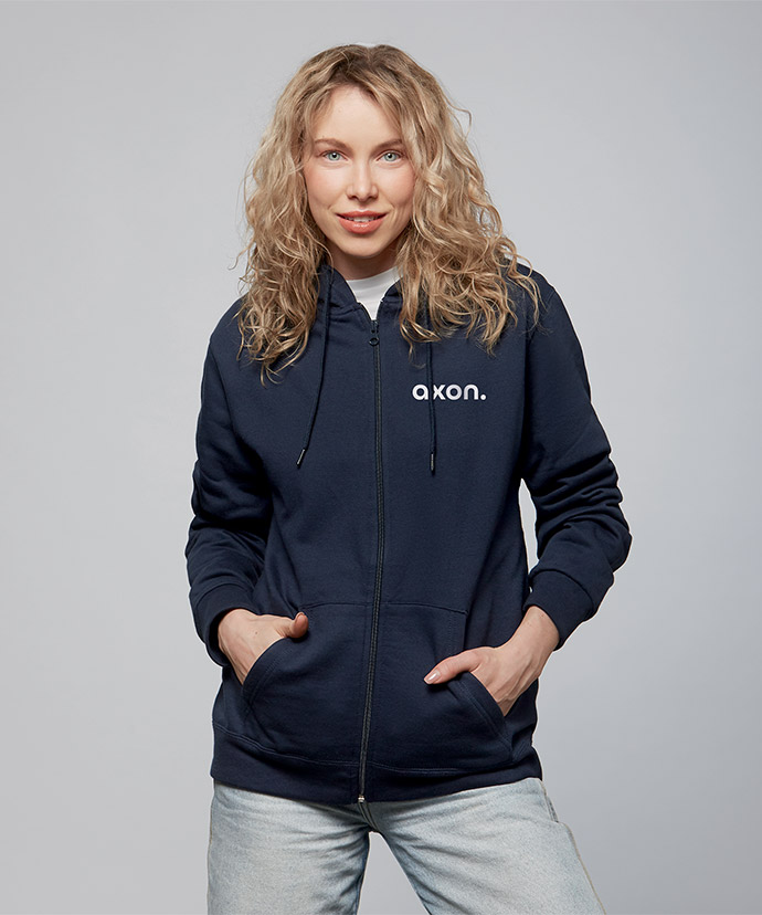 Kvinna med mörkblå hoodie med lång dragkedja och tryck på bröstet.