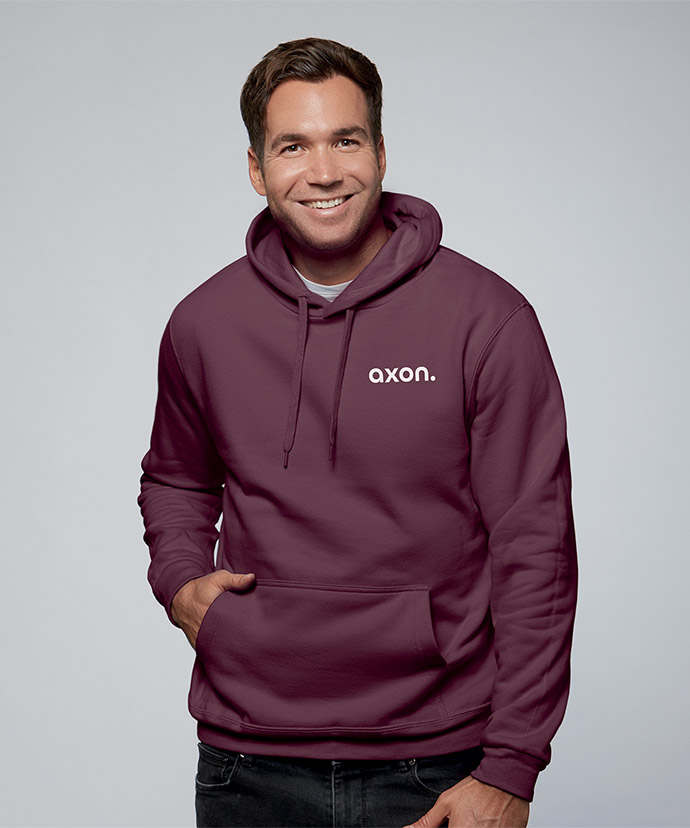 Man med vinröd hoodie med tryck på vänster bröst.